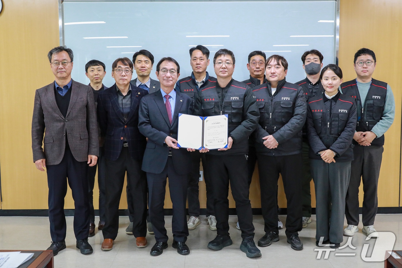 울산항만공사는 울산항만공사 노동조합과 올해 임금협약 및 청원경찰 단체협약을 체결하며 기념사진을 찍고 있다.(울산항만공사 제공. 재판매 및 DB금지)/뉴스1