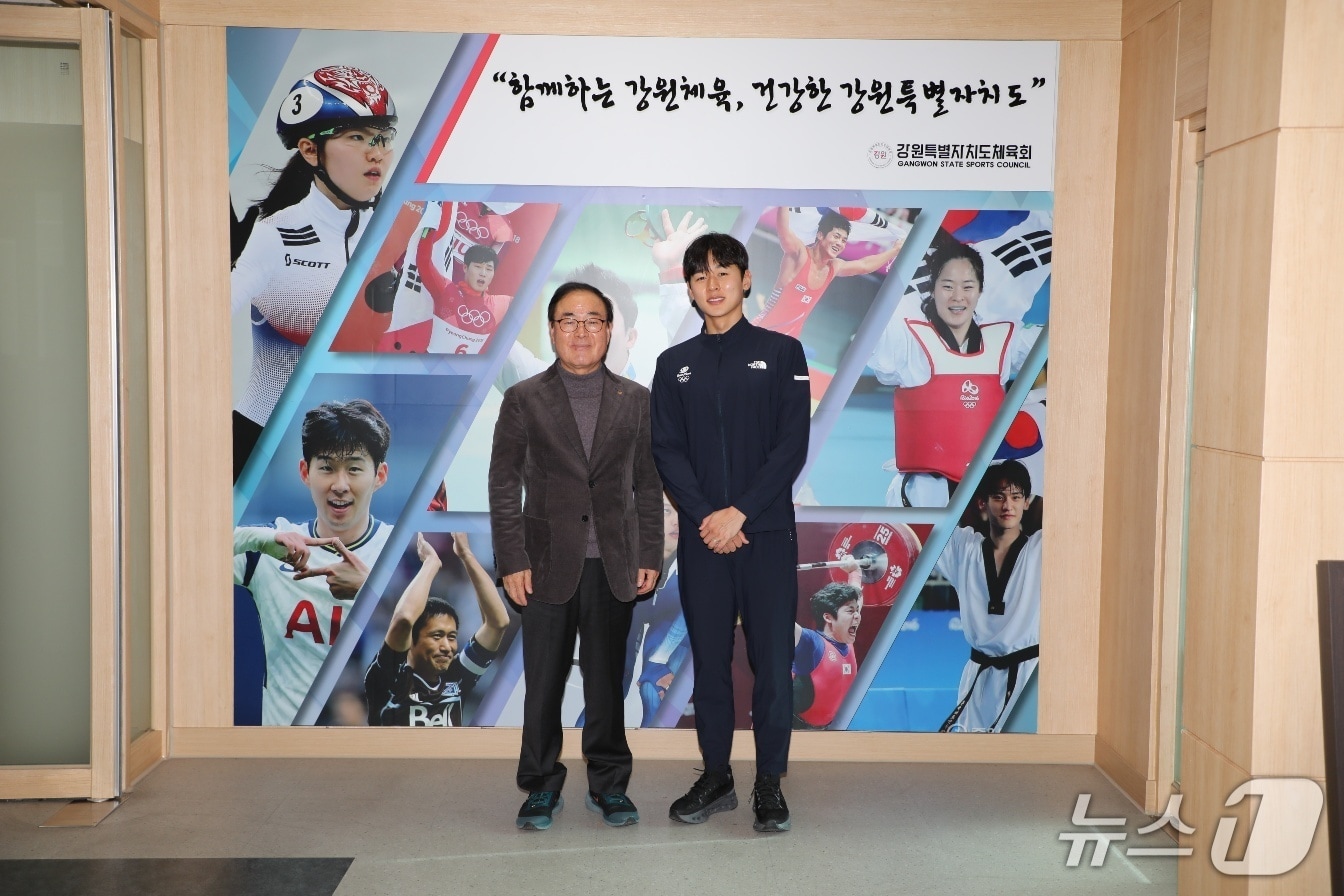 양희구 강원특별자치도체육회장과 ‘근대 5종 영웅’ 전웅태가 최근 도체육회 회장실에서 만나 계약서에 사인을 한 뒤 기념촬영을 진행했다.(강원도체육회 제공, 재판매 및 DB긎미)