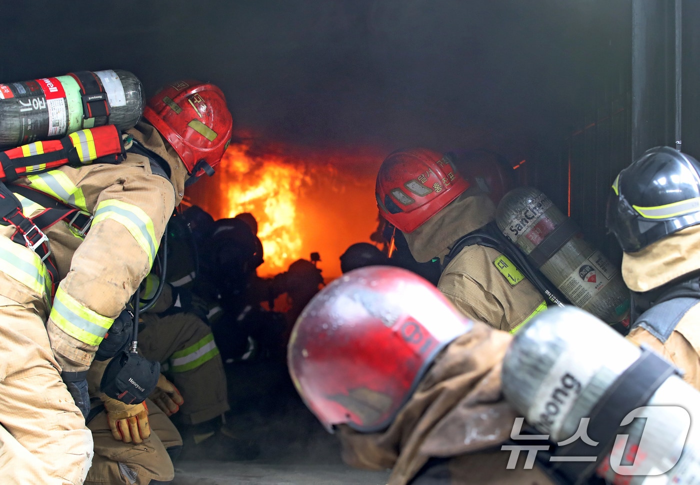 16일 오후 대구 동구 대구소방교육안전센터에서 열린 '실화재 종합훈련 역량강화 특별교육'에 참여한 소방관들이 컨테이너 모형주택 내부에서 불과 연기가 번지는 과정과 창 또는 문 개방에 따른 내부 상황 변화를 지켜보고 있다.2025.12.16/뉴스1 ⓒ News1 공정식 기자