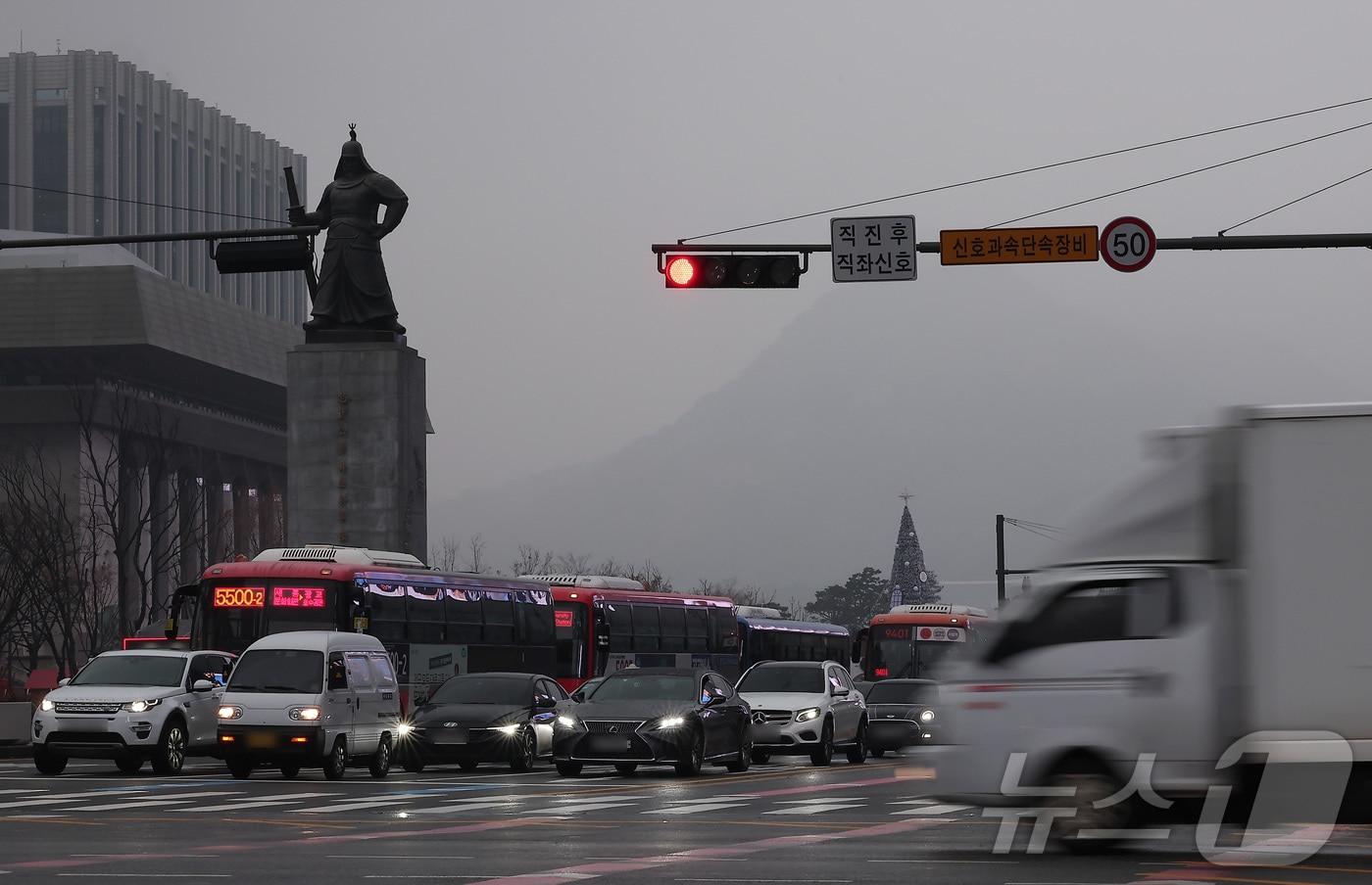 겨울비가 내린 도심에서 전조등을 켠 자동차들이 주행하고 있다. 2025.12.16/뉴스1 ⓒ News1 김성진 기자