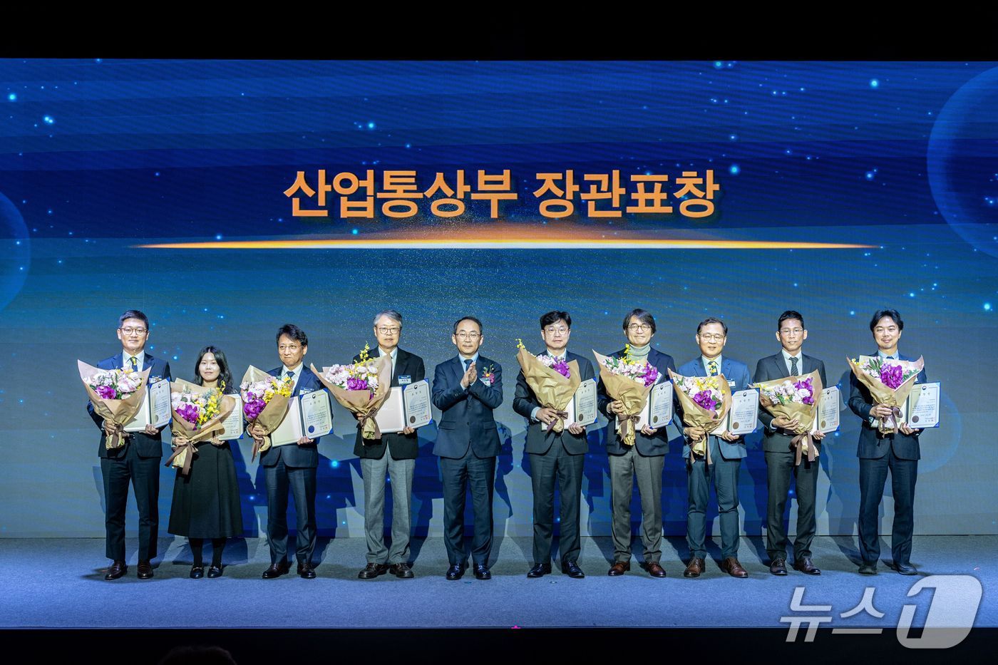 전태준 인하대 첨단바이오의약학과·생명공학과교수와 산업통상부 장관표창을 수상한 관계자들과 기념촬영을 진행하고 있다.(인하대 제공. 재배포 및 DB금지)2025.12.16/뉴스1