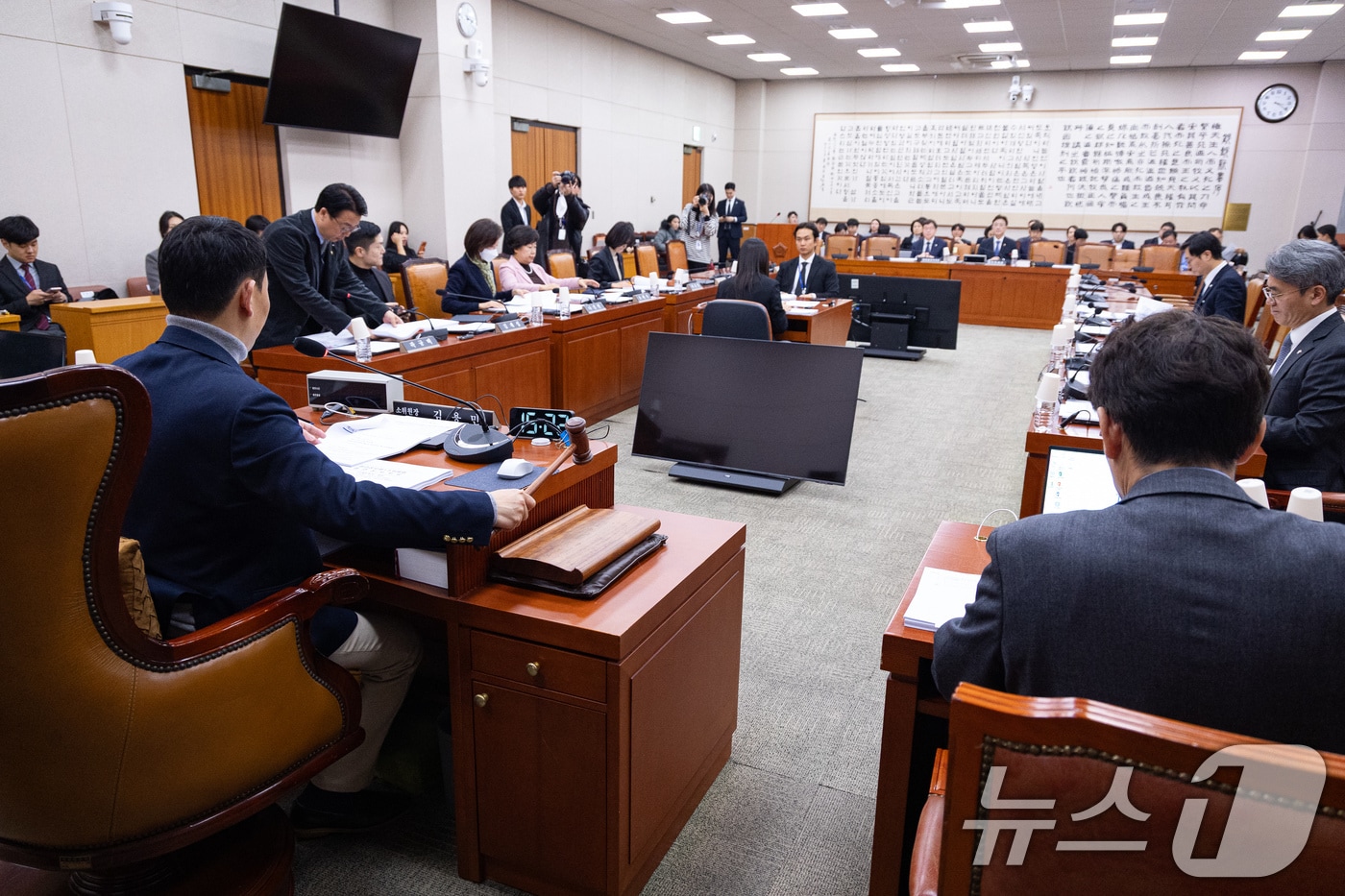 김용민 국회 법제사법위원회 법안심사제1소위원장이 지난해 12월 16일 서울 여의도 국회에서 열린 제430회 국회(임시회) 법제사법위원회 제2차 법안심사제1소위원회에서 의사봉을 두드리고 있다. 2025.12.16/뉴스1 ⓒ News1 유승관 기자