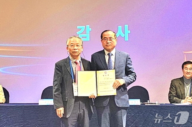 이연상 전주시설관리공단 이사장(사진 오른쪽)이 최근 사단법인 한국지방공기업협의회 회장으로 선출됐다.(전주시설공단 제공, 재판매 및 DB 금지)/뉴스1