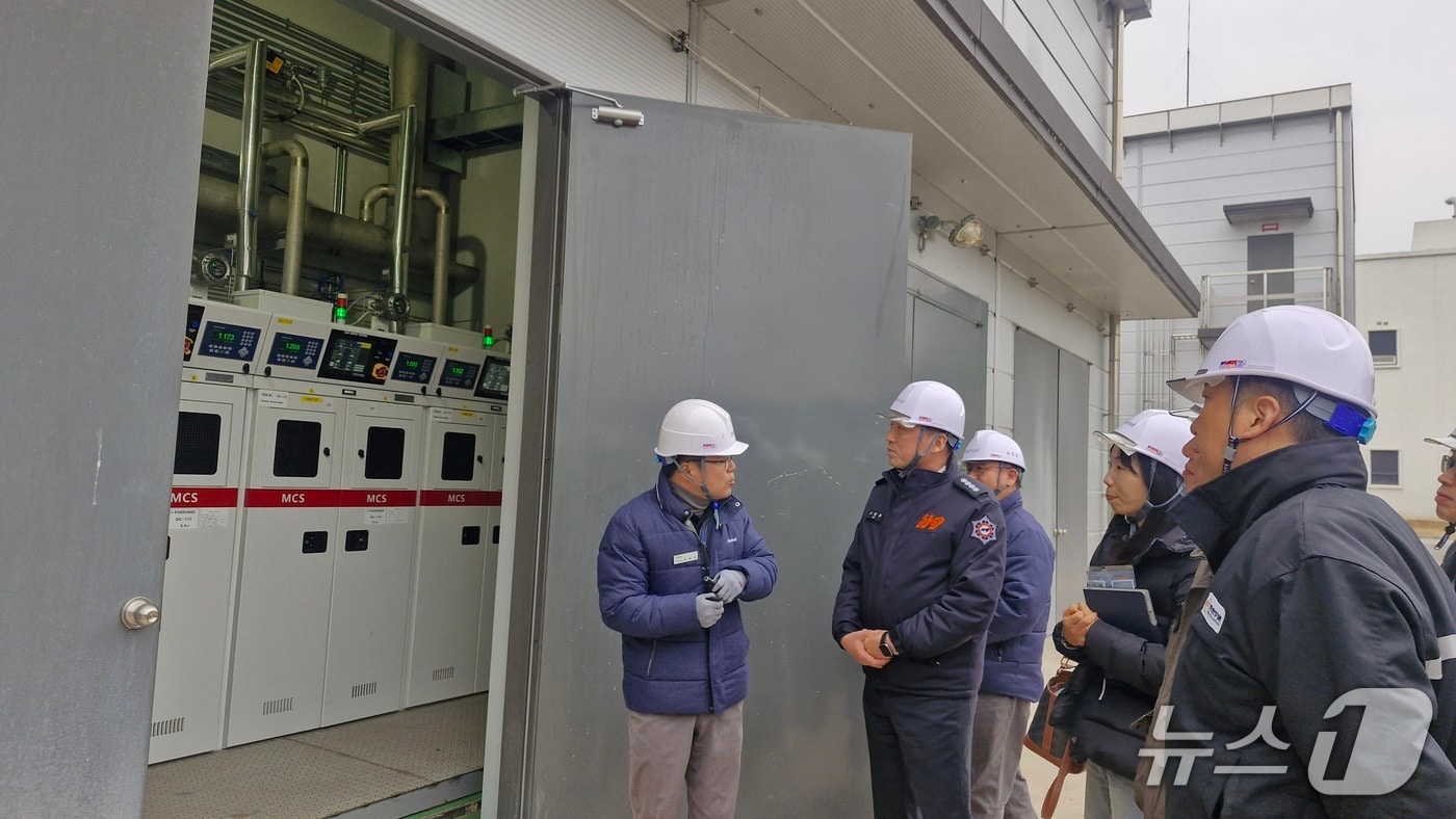 위험물 사고조사위원회가 현장 점검을 하고 있다.(전북소방본부 제공. 재판매 및 DB금지)