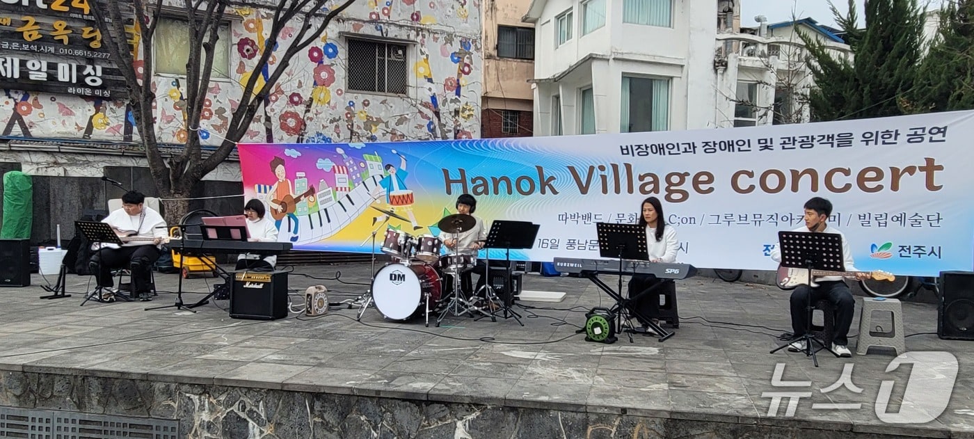 따박밴드가 풍남문 광장에서 공연하고 있다.(문화공감 씨온 제공. 재판매 및 DB금지)