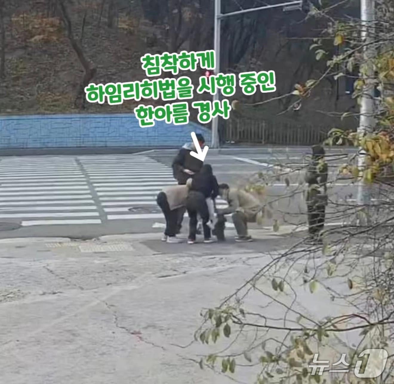 기도 막혀 의식 잃은 아기 응급조치하는 강원 강릉경찰서 소속 한아름 경사.(강원경찰청 SNS 캡처, 재판매 및 DB금지)