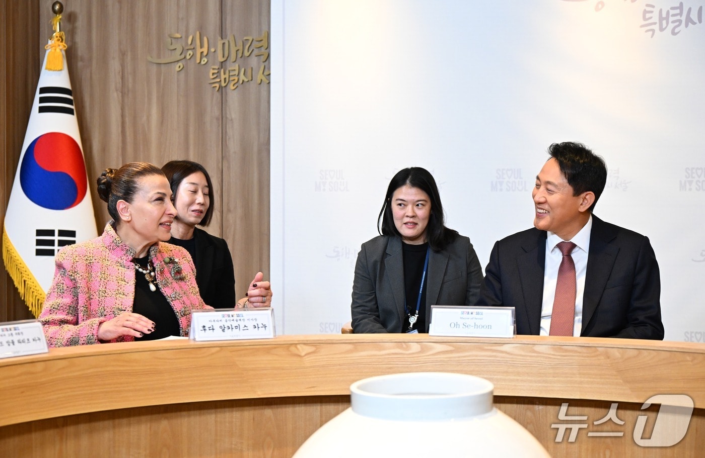 오세훈 서울시장은 16일 오전 서울시청 집무실에서 아부다비 음악예술재단(ADMAF) 후다 알카미스 카누 이사장을 만나 서울과 아부다비 간 문화 분야 교류 협력 방안을 논의했다