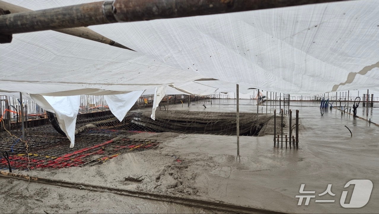 지난 16일 오후 3시 45분쯤 경기 파주시 금촌동 소재 한 신축건물 공사현장에서 50대 작업자 A 씨가 6m 아래로 추락해 부상을 당했다.(경기도북부소방재난본부 제공. 재판매 및 DB금지)/뉴스1