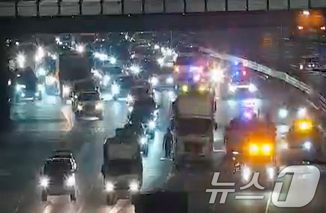 17일 오전 5시 50분쯤 서울 강변북로 성수대교 북단 일산방향에서 발생한 교통사고로 3개 차선이 통제돼 출근길 정체가 생기고 있다. (서울시설공단 CCTV 캡쳐. 재판매 및 DB금지) 2025.12.17/뉴스1 ⓒ News1 장수영 기자