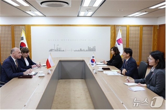 부산시 관계자들이 주한폴란드대사와 접견하고 있다.(부산시 제공. 재판매 및 DB 금지)