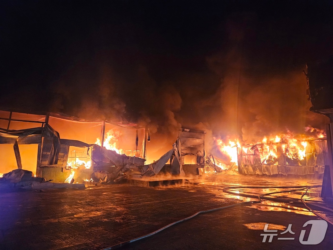 16일 오후 8시20분쯤 대구 달성군 하빈면의 한 이불 제조 공장에서 불이 나 소방 당국이 6시간 여만에 진화했다.(대구소방안전본부 제공. 재판매 및 DB금지)