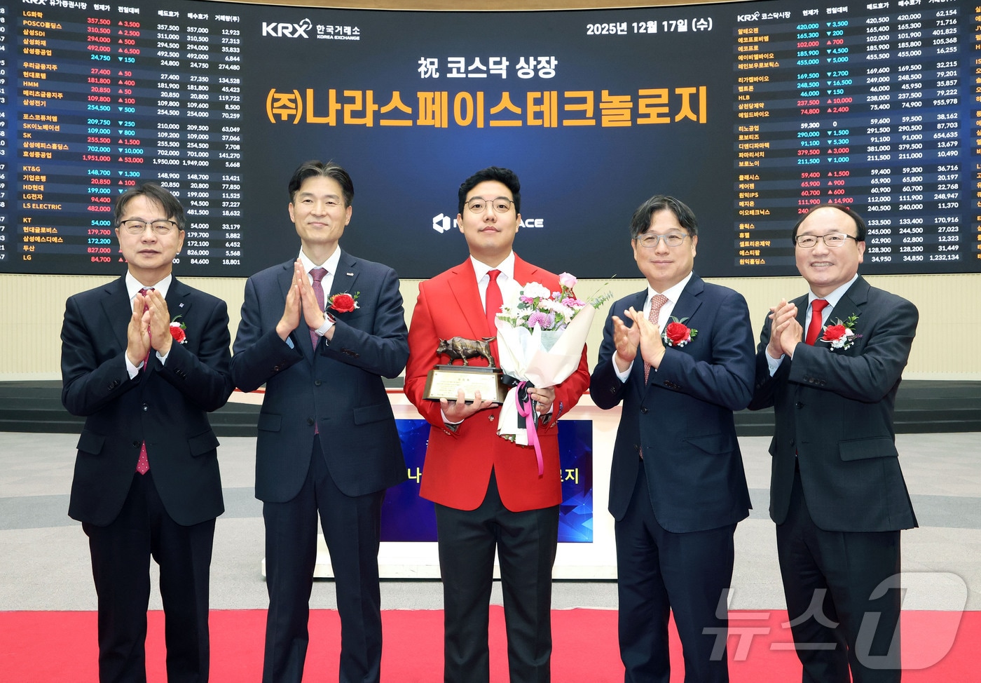 한국거래소 코스닥시장본부는 17일 오전 서울사옥 홍보관에서 나라스페이스테크놀로의 코스닥시장 상장기념식을 개최했다. 사진은 상장 기념식 후 기념 사진 촬영하는 김대영 한국IR협의회 부회장, 민경욱 한국거래소 코스닥시장본부장, 박재필 나라스페이스테크놀로지 대표이사, 이충훈 삼성증권 부사장, 강왕락 코스닥협회 부회장의 모습. (한국거래소 제공. 재판매 및 DB 금지) 2025.12.17/뉴스1
