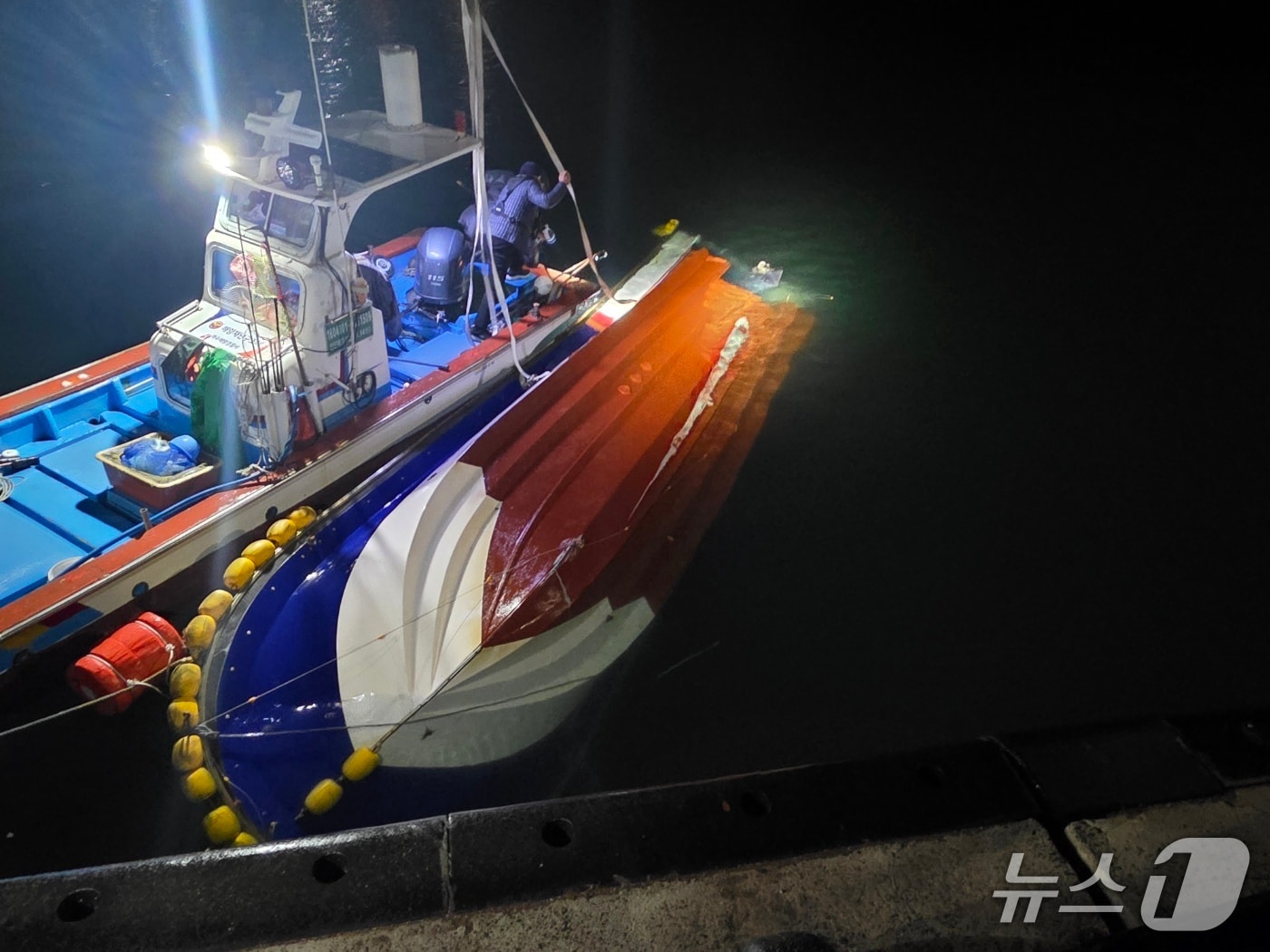 17일 오전 3시 47분쯤 여수시 화정면 적금도 북방에서 침수된 어선이 해경에 의해 인양되고 있다. (여수해경 제공. 재판매 및 DB금지)