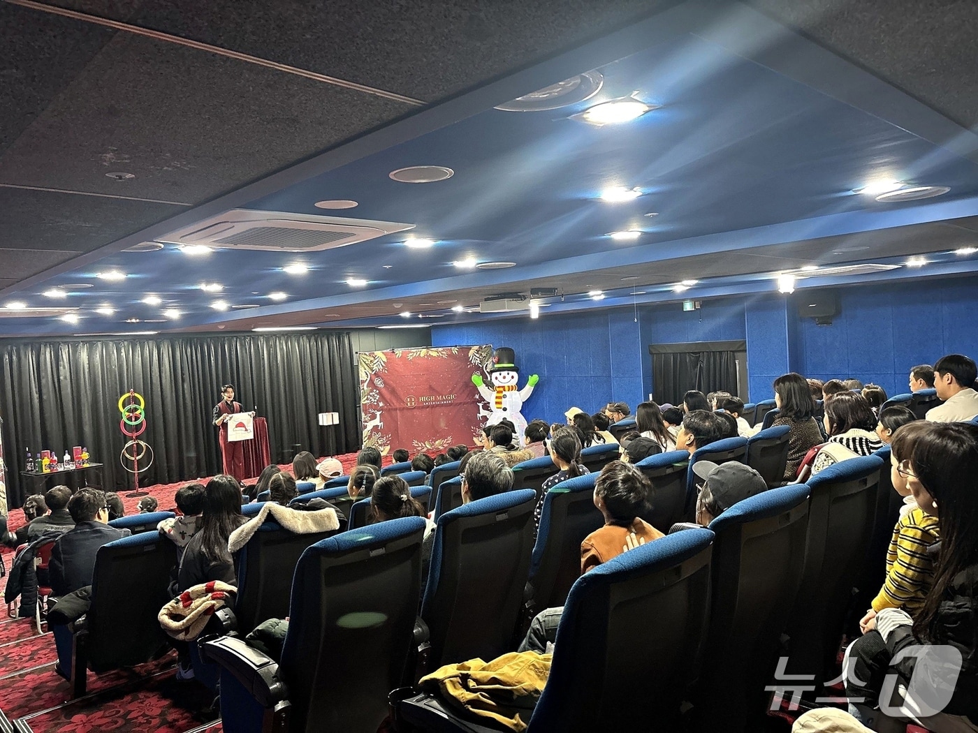 강릉모루도서관과 함께하는 '미리 크리스마스' 행사.(강릉시립도서관 제공, 재판매 및 DB 금지) 2025.12.17.뉴스1