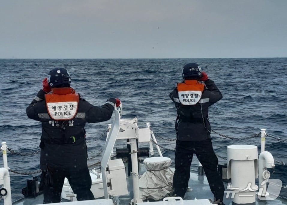 해상 수색 .(강릉해양경찰서 제공. 재판매 및 DB금지)/뉴스1