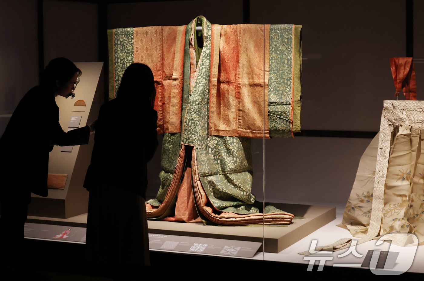 17일 서울 종로구 국립고궁박물관에서 열린 '천년을 흘러온 시간: 일본의 궁정문화' 개막 언론공개회에서 방문객들이 에도시대 일본 궁정의 여성 복식을 살펴보고 있다. 국립고궁박물관 개관 20주년 및 한일 국교정상화 60주년을 맞아 도쿄국립박물관 소장 일본 궁정문화 유물 39점을 소개하는 이번 전시는 12월 18일부터 2026년 2월 22일까지 65일간 국립고궁박물관 1층 기획전시실에서 진행된다. 2025.12.17/뉴스1 ⓒ News1 오대일 기자