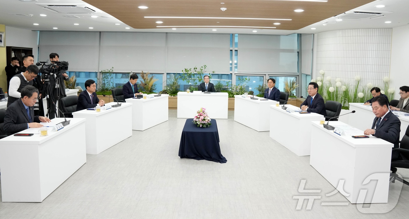 김영록 전남도지사가 17일 광주에서 열린 ‘광주 군 공항 이전 6자 협의체’회의에서 인사말을 하고 있다.(전남도 제공. 재판매 및 DB금지) 2025.12.17/뉴스1 ⓒ News1 전원 기자