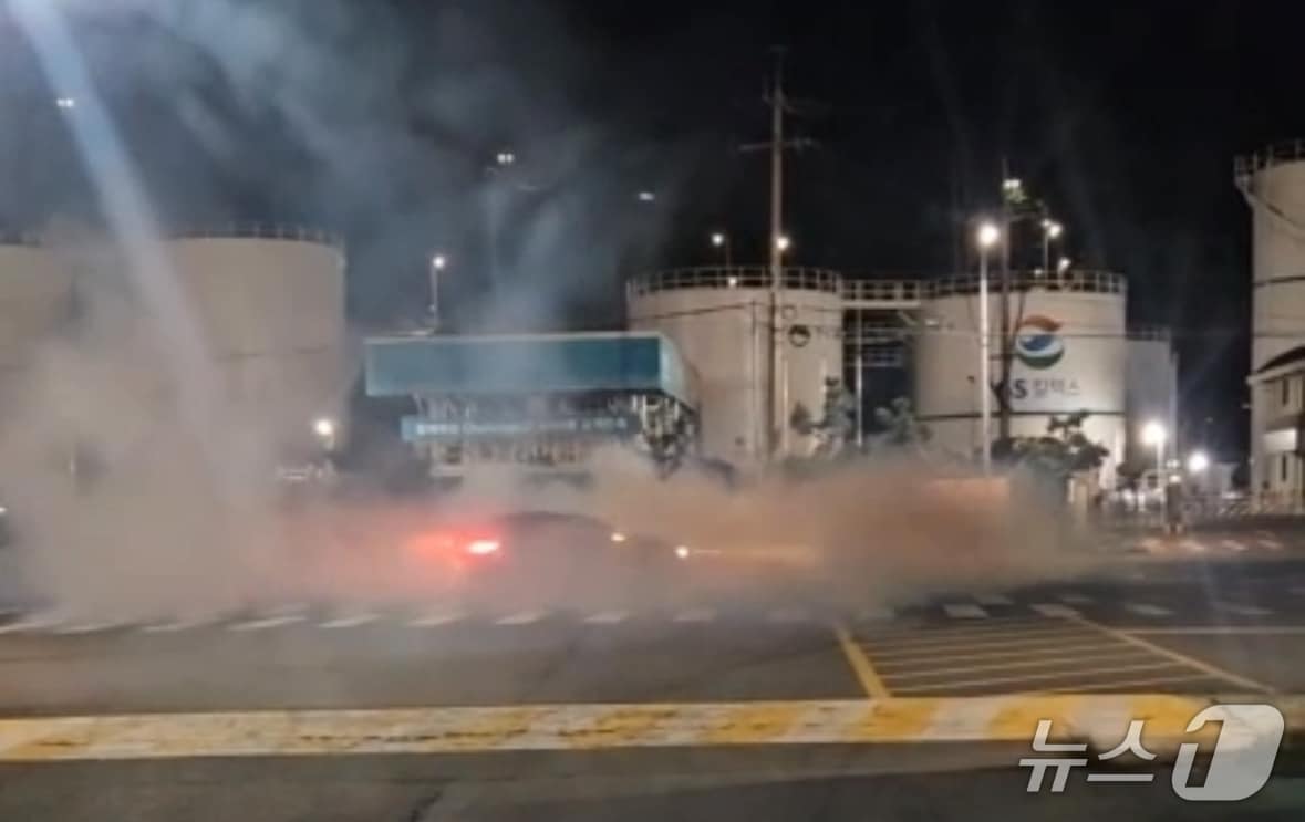 지난달 26일 밤 제주시 제주항 5부두 앞 도로에서 난폭운전을 하는 렌터카 모습.(독자제공. 재판매 및 DB 금지)