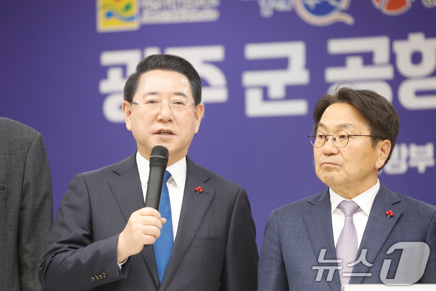 17일 김영록 전남도지사가 광주 서구 광주도시공사에서 열린 광주군공항이전 6자협의체회의를 마치고 질의응답을 하고 있다. 오른쪽은 강기정 광주시장. 2025.12.17/뉴스1 ⓒ News1 김태성 기자