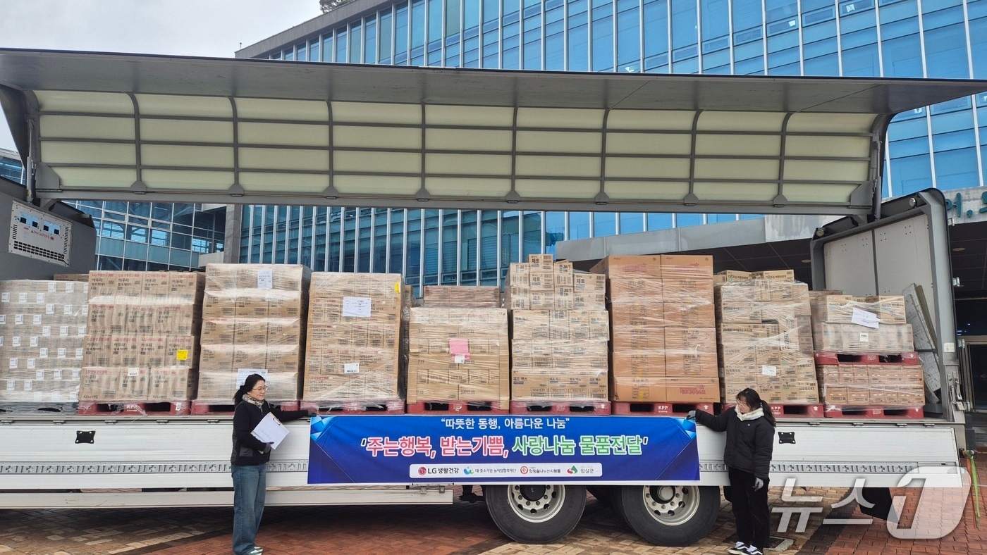 (사)희망을 나누는 사람들이 전북 임실군 저소득층과 아동복지시설에 11톤 가량(2억 원 상당)의 후원 물품을 지원했다.(임실군제공. 재판매 및 DB금지)2025.12.17/뉴스1