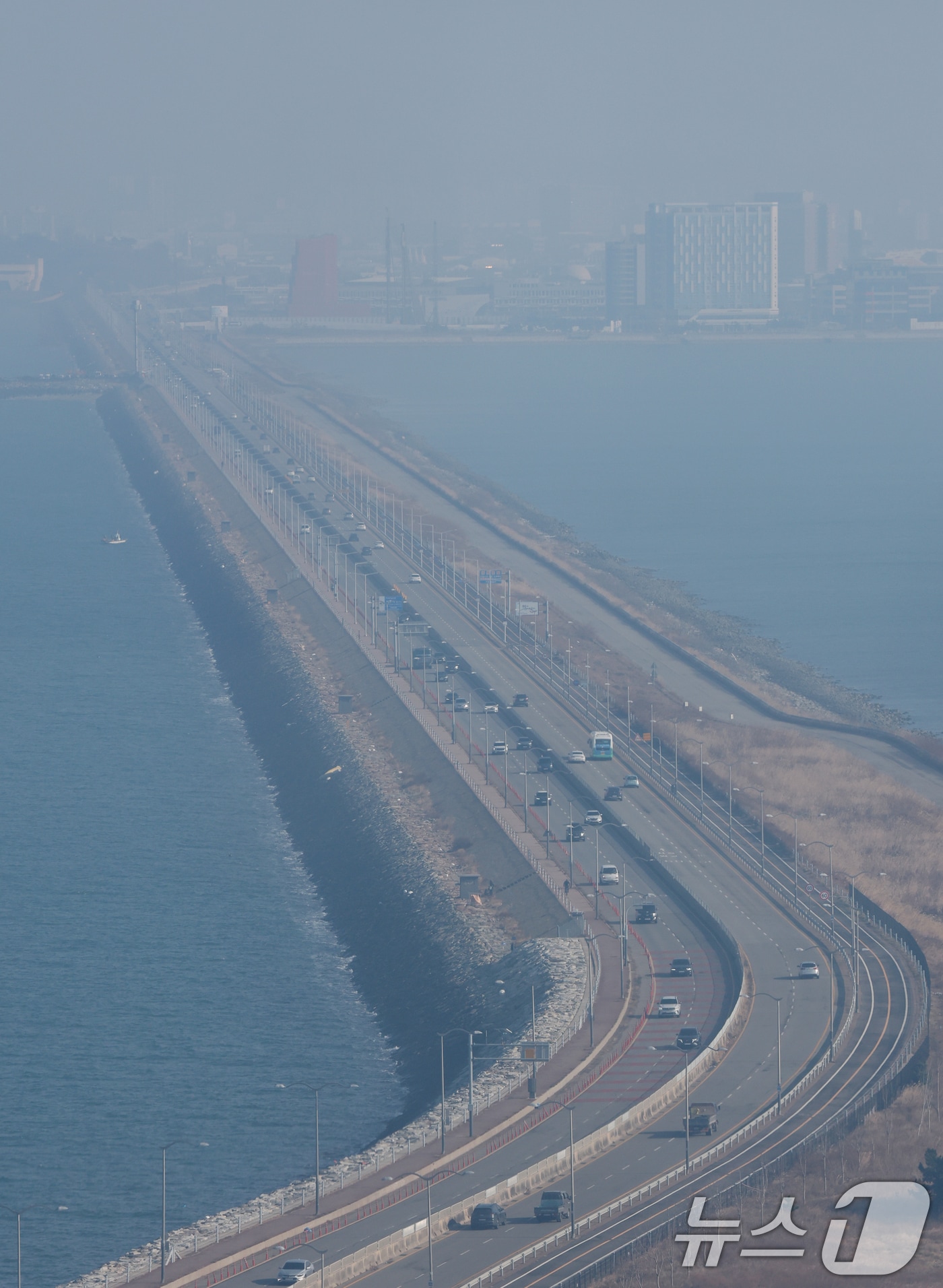 17일 경기 안산시 단원구 시화달전망대에서 바라본 시화호조력발전소. 2025.12.17/뉴스1 ⓒ News1 김영운 기자