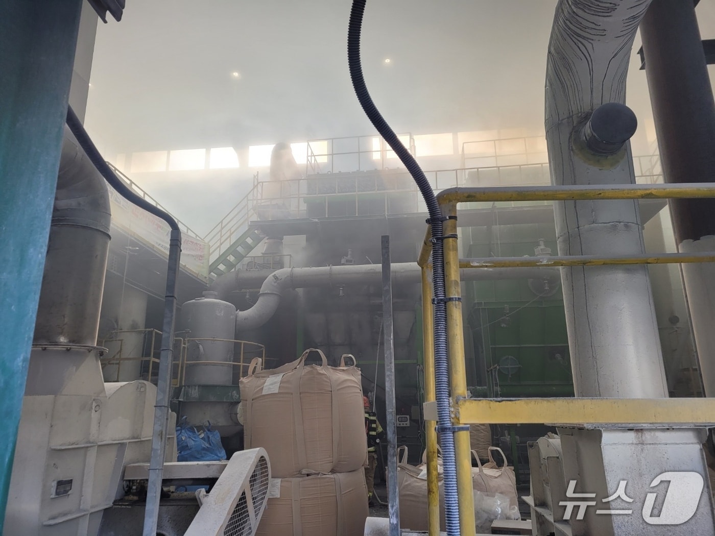 17일 오전 11시 44분께 울산 울주군 온산읍의 한 공장에서 수산화알루미늄 건조 공정작업 중 불이 났다.(울산소방본부 제공. 재판매 및 DB금지)/뉴스1