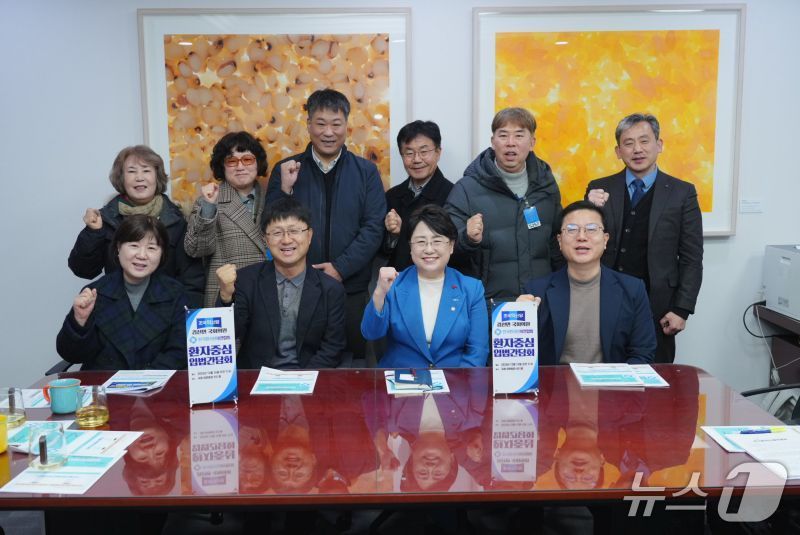 한국환자단체연합회(환연)와 소속 단체들은 올 7월부터 서울 여의도 국회 앞에서 진행한 '환자보호 3법 신속 통과 촉구' 릴레이 1인시위를 100일째인 지난 16일부로 마무리하고 앞으로 국회, 정부와 관련 소통을 지속하겠다고 17일 밝혔다. 사진은 국회 보건복지위원회 소속 조국혁신당 김선민 의원과 이뤄진 입법간담회 모습.(한국환자단체연합회 제공)