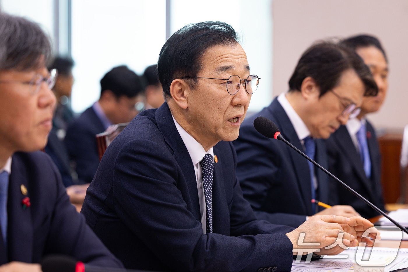 김윤덕 국토교통부 장관이 17일 서울 여의도 국회에서 열린 제430회 국회(임시회) 국토교통위원회 제2차 전체회의에서 의원 질의에 답하고 있다. 2025.12.17/뉴스1 ⓒ News1 유승관 기자