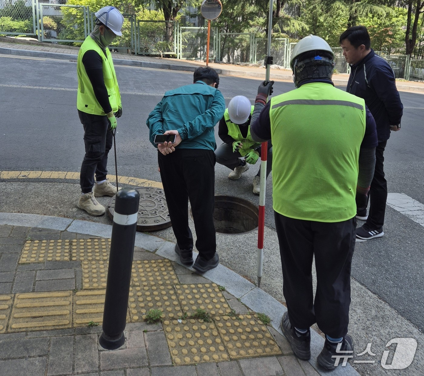 대구시는 17일 상·하수도 관로 등 지하시설물 위치 정보를 정비한다고 밝혔다. 사진은 지하시설물 위치를 파악하는 모습. (대구시 제공. 재판매 및 DB 금지)/뉴스1