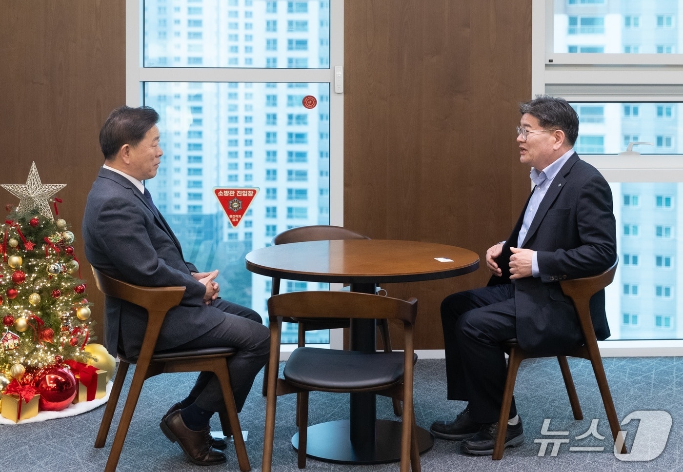 박승원 광명시장(왼쪽)이 김용진 GH사장과 면담하고 있다.(광명시 제공)