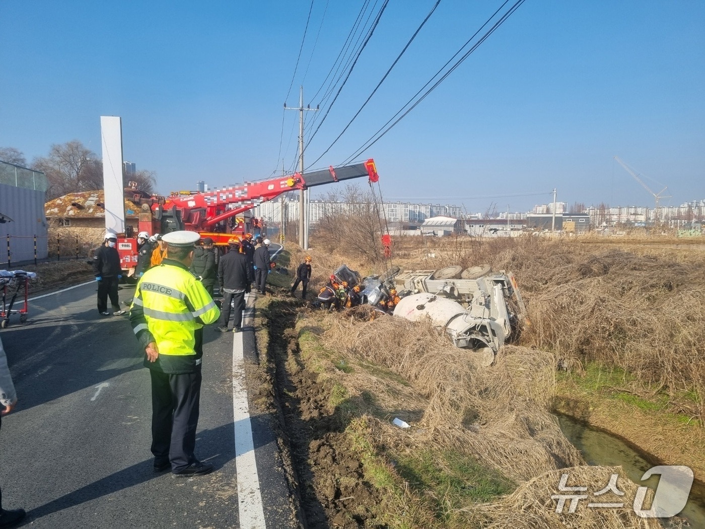 아산 배방읍 레미콘 추락 사고 현장. (아산소방서 제공, 재판매 및 DB금지) / 뉴스1 