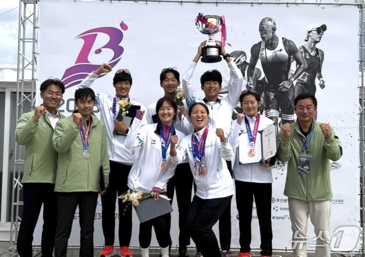 전국체전에서 종합 3위를 차지한 뒤 기념촬영을 하고 있는 전북 철인3종협회 관리팀 모.(전북체육회 제공, 재판매 및 DB 금지)