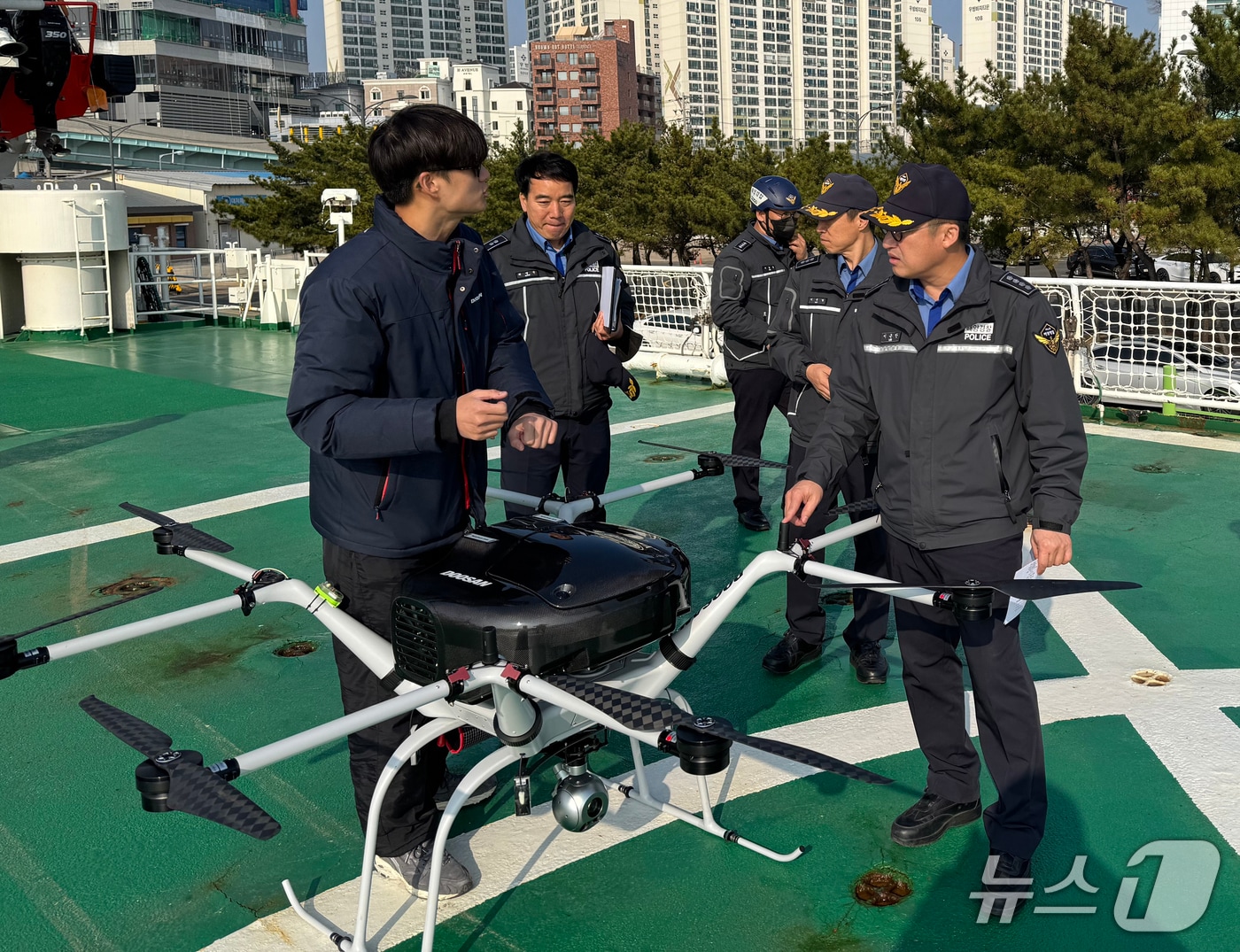 이근안 경북 포항해양경찰서장이 17일 포항해경 전용부두에서 1500톤급 함정에서 추가 배치된 수소 드론을 점검하고 있다. (포항해양경찰서제공, 재판매 및 DB금지) 2025.12.17/뉴스1 