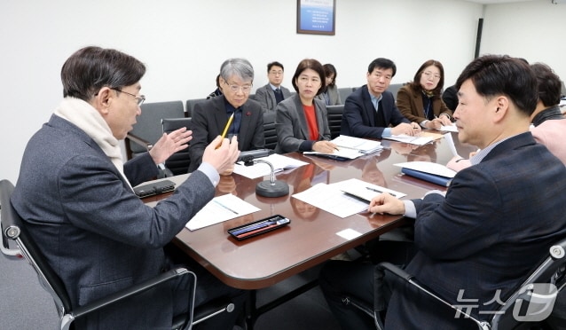 17일 전주시청 3층 회의실에서 '전주시 외국인관광객 유치 TF' 첫 번째 회의가 개최됐다.(전주시 제공, 재판매 및 DB 금지)/뉴스1