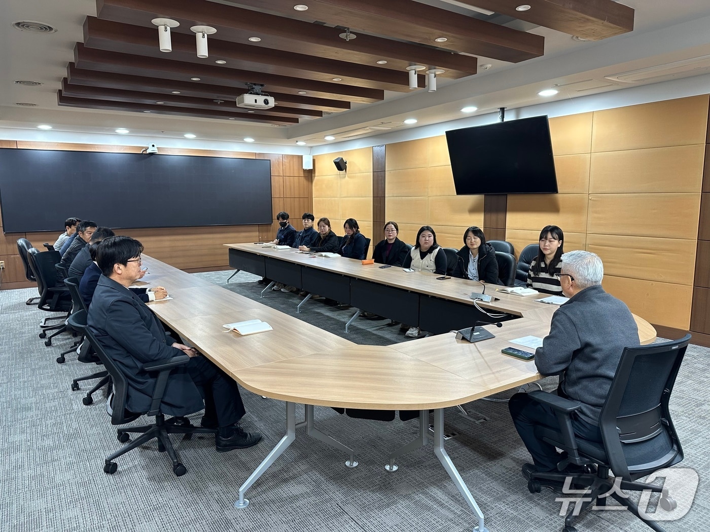 코레일 부산경남본부 서비스 혁신 추진 TF 구성원들이 논의를 하고 있다.(코레일 부산경남본부 제공. 재판매 및 DB 금지)