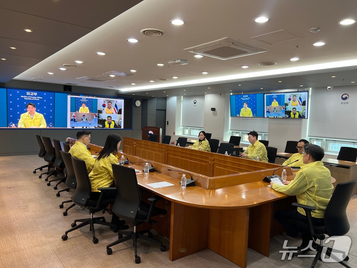  17일 오후 윤주석 영사안전국장 주재로 태국-캄보디아 국경지역 무력 충돌 관련 본부-공관 합동 상황점검회의가 개최됐다. 2025.12.17. (외교부 제공) 