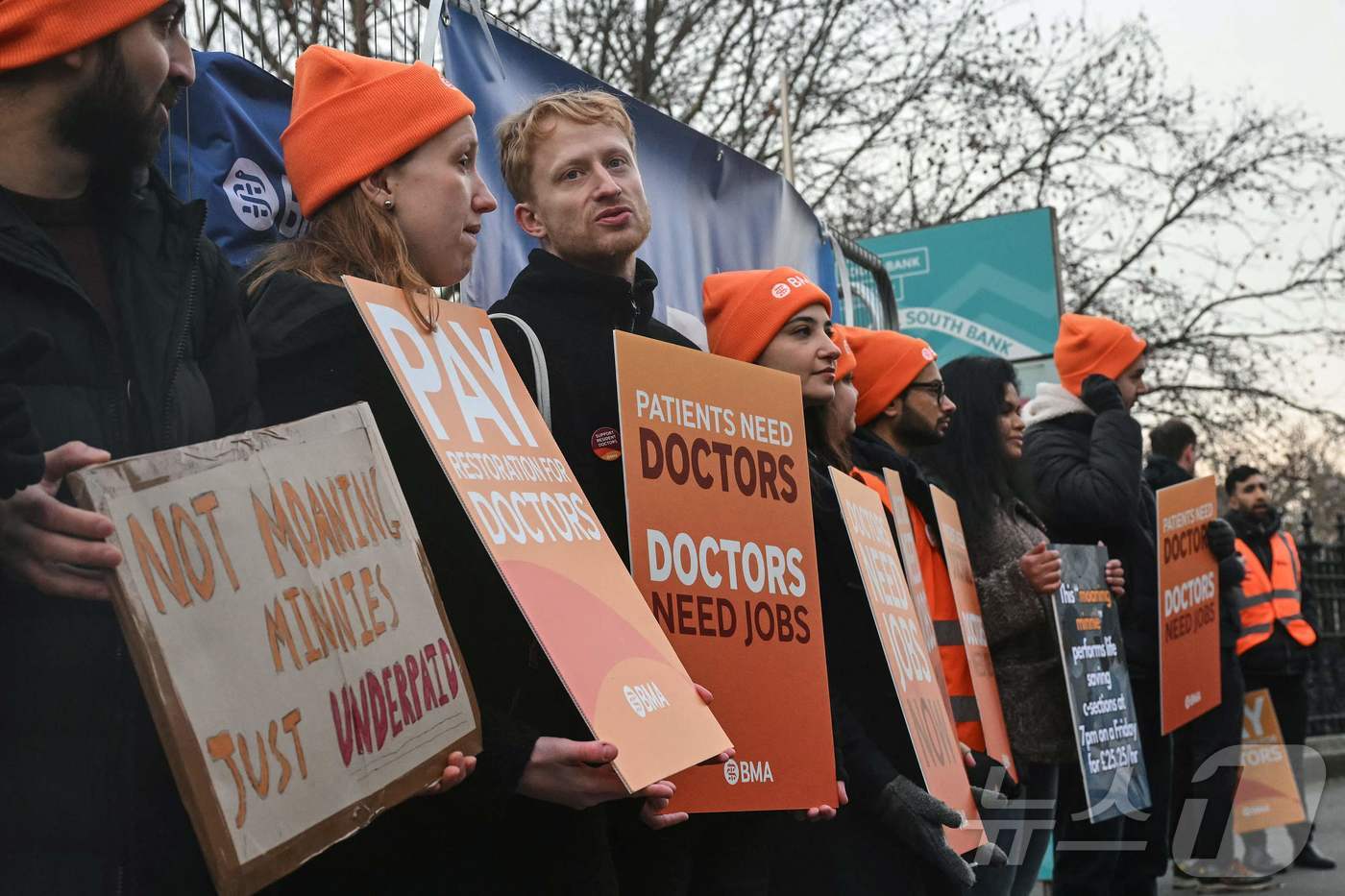 17일(현지시간) 영국 런던 세인트토머스병원 앞에서 잉글랜드 전공의들의 5일 파업 첫날을 맞아 피켓을 들고 시위하고 있다.2025.12.17. ⓒ AFP=뉴스1