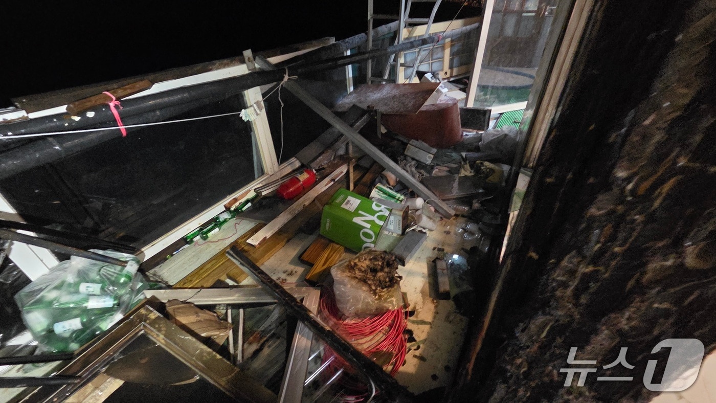 태안 근흥면 주거용 선박 화재 현장. (태안소방서 제공, 재판매 및 DB금지) / 뉴스1