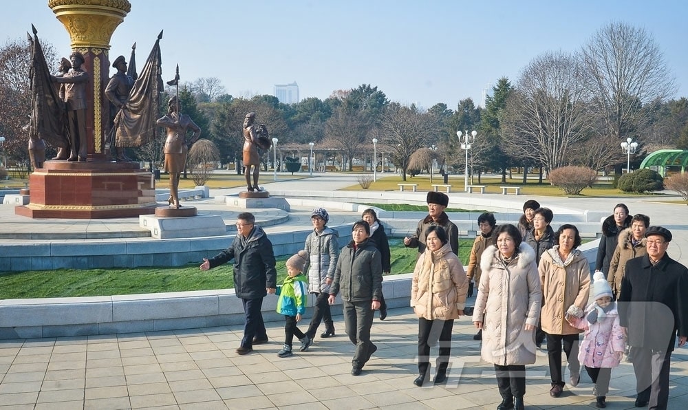 (평양 노동신문=뉴스1) = 북한 노동당 기관지 노동신문은 18일 김정일 국방위원장 사망 14주기에 온나라 인민들이 혁명의 붉은기를 높이 들고 있다고 보도했다. [국내에서만 사용가능. 재배포 금지. DB 금지. For Use Only in the Republic of Korea. Redistribution Prohibited] rodongphoto@news1.kr