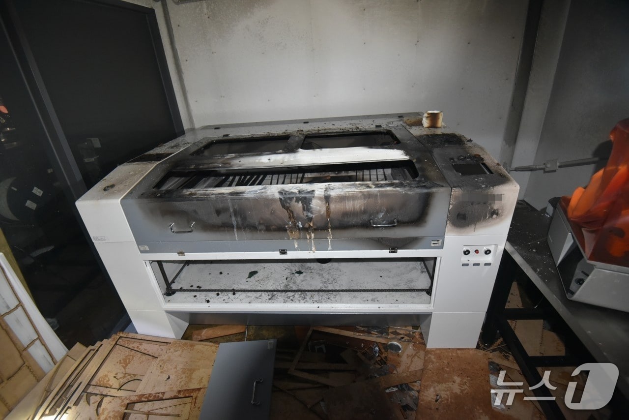 불이 난 레이저커팅기(대전소방본부 제공) /뉴스1