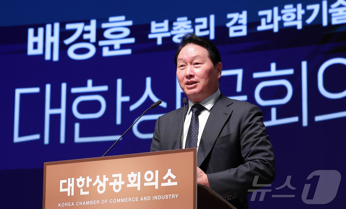 최태원 대한상의 회장이 18일 서울 중구 대한상공회의소에서 열린 배경훈 부총리 겸 과학기술정보통신부 장관 초청 CEO 조찬간담회에서 인사말을 하고 있다. 2025.12.18 ⓒ 뉴스1 김성진 기자