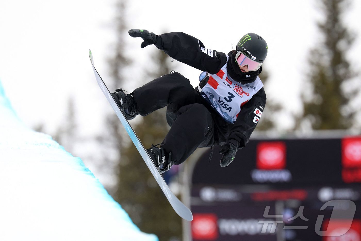 최가온이 18일(한국시간) 미국에서 열린 스노보드 월드컵에서 연기하고 있다. ⓒ AFP=뉴스1