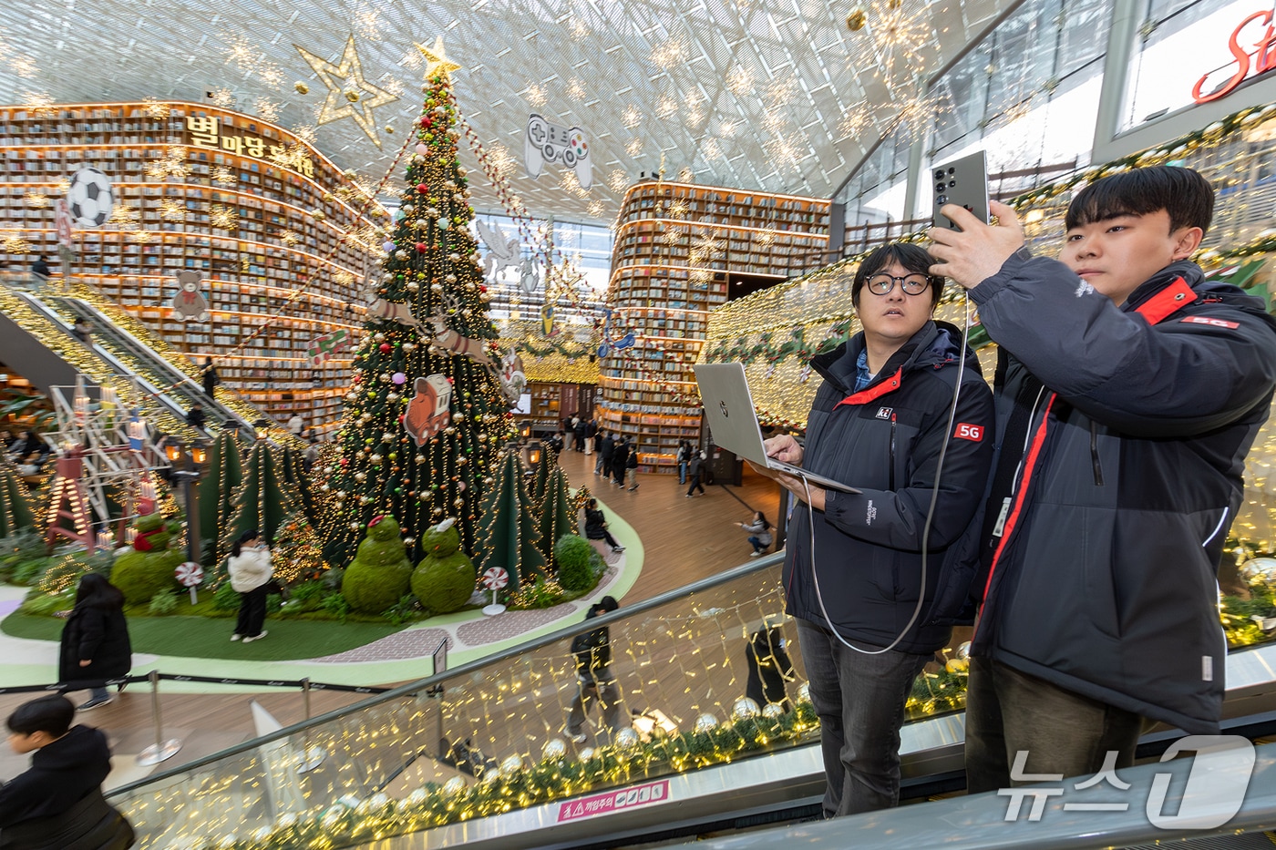 KT가 크리스마스와 연말연시 안정적인 통신 서비스를 제공하기 위해 2026년 1월 2일까지 네트워크 집중관리 체제에 돌입한다. 2025.12.18/뉴스1(KT 제공)