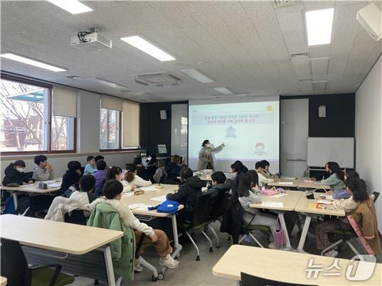 한국예탁결제원 대구고객센터는 새해 1월6일부터 2월27일까지 대구의 7개 도서관에서 '찾아가는 금융교육 겨울·봄 방학 특별프로그램'을 진행한다. 사진은 지난 2월 수성도서관에서 열린 '찾아가는 금융교육 겨울 프로그램' 진행 모습.(예탁결제원 대구고객센터 제공, 재판매 및 DB 금지)
