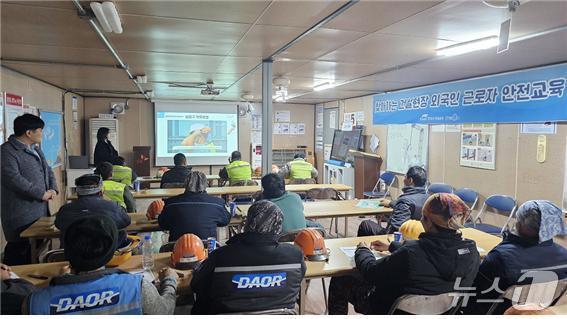 11일 시화 지역 건설 현장에서 외국인 근로자를 대상으로 모국어 통역을 통한 사례 학습이 진행되고 있다.(한국수자원공사 제공.재판매 및 DB금지)/뉴스1