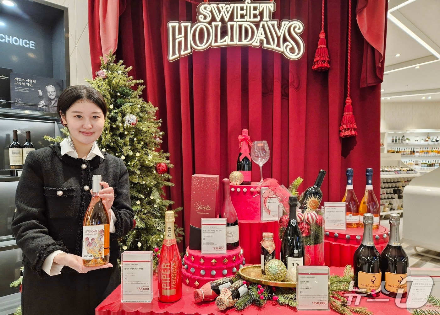 롯데백화점 부산본점 관계자가 연말을 맞아 진행되는 롯데 와인위크를 소개하고 있다.(롯데백화점 부산본점 제공. 재판매 및 DB 금지)