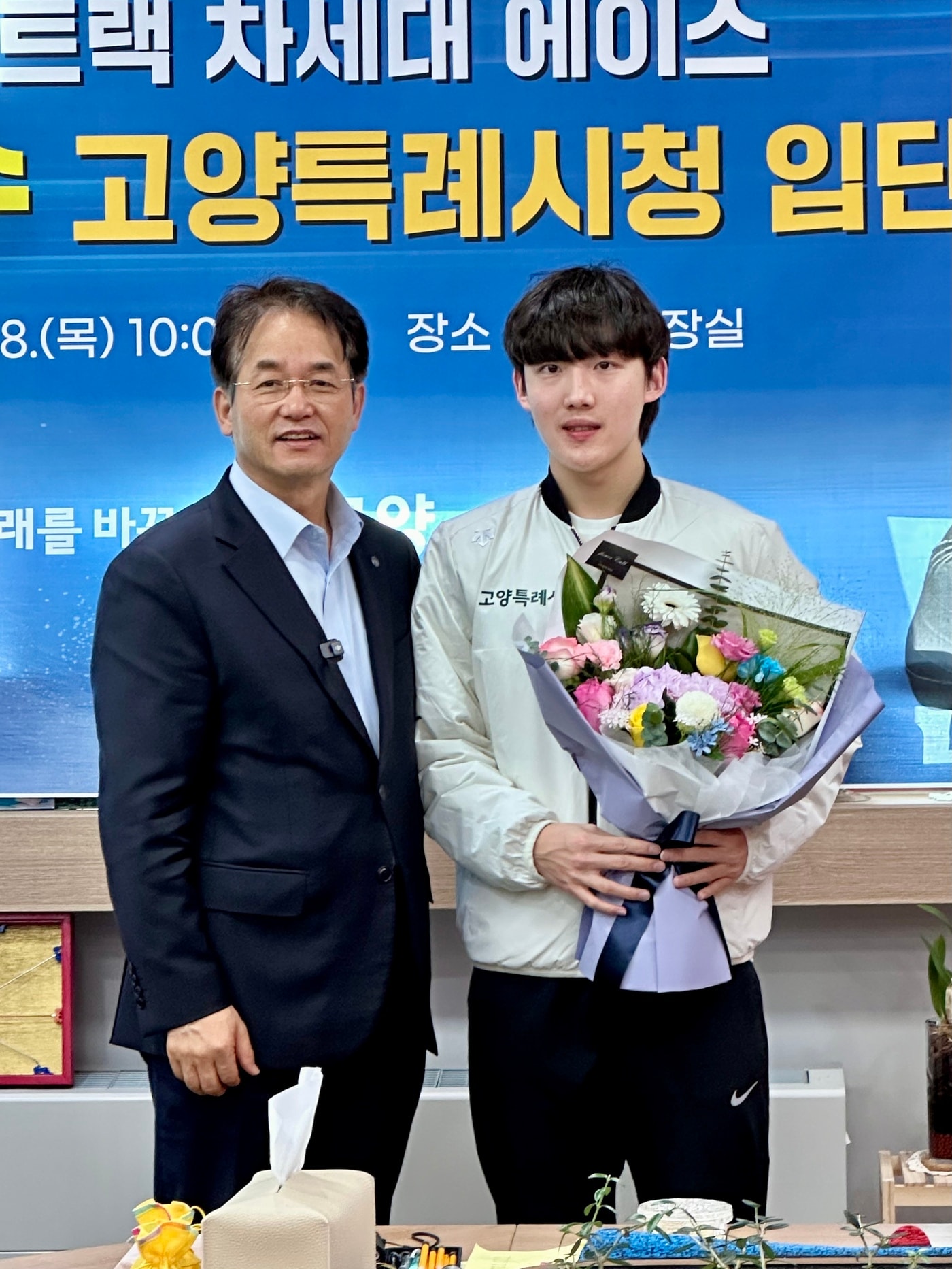 쇼트트랙 차세대 기대주 임종언(오른쪽)이 18일 고양시청 입단식을 가졌다.(700크리에이터스 제공)