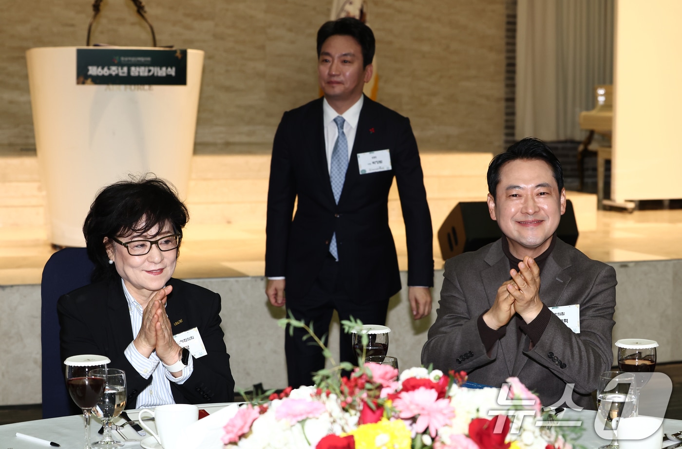 장동혁 국민의힘 대표가 18일 오전 서울 용산구 공군호텔에서 열린 한국여성단체협의회 제66주년 창립기념식에서 손뼉을 치고 있다. 왼쪽부터 허명 협회장, 박장범 KBS 사장, 장 대표. 2025.12.18/뉴스1 ⓒ News1 김민지 기자