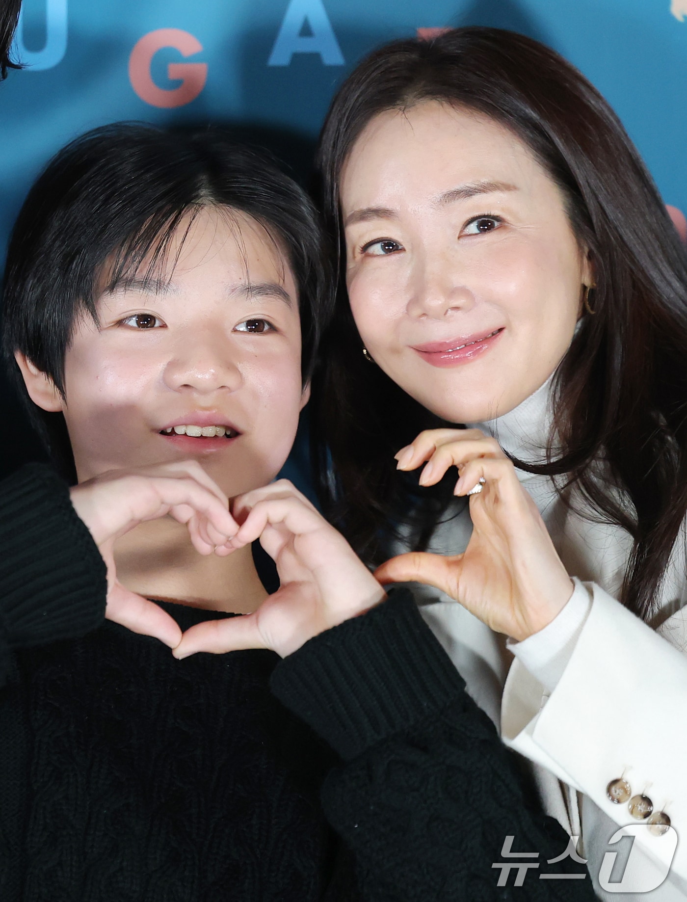 배우 고동하가 최지우(오른쪽)가 18일 오전 서울 용산GCV 아이파크몰점에서 열린 영화 ‘슈가'(감독 최신춘) 제작보고회에서 포즈를 취하고 있다. '슈가'는 모성애를 넘어선 사회적 편견의 극복, 가족의 연대와 사랑을 유쾌하고 따뜻한 시선으로 그린 웰메이드 휴먼 드라마다. 2025.12.18/뉴스1 ⓒ News1 권현진 기자