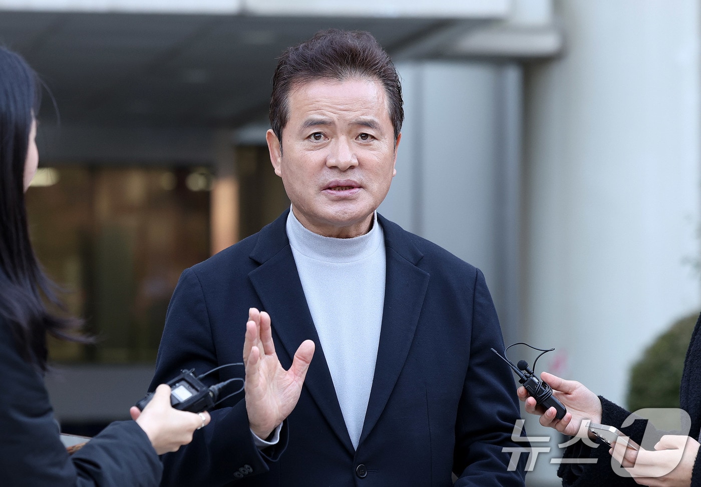 임종성 전 의원이 18일 서울 서초구 서울고법에서 열린 정당법 위반 2심 선고에서 무죄를 선고 받은 뒤 취재진 질문에 답하고 있다.2025.12.18 ⓒ 뉴스1 박지혜 기자